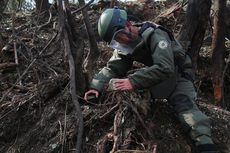 直击中越边境扫雷行动：陡坡石缝中探雷(高清图)