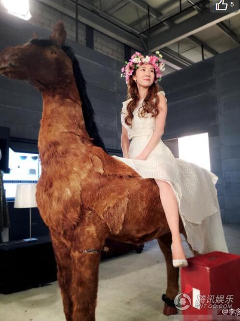 阔太李念拍照变花仙子,但她骑的这是什么马(图)