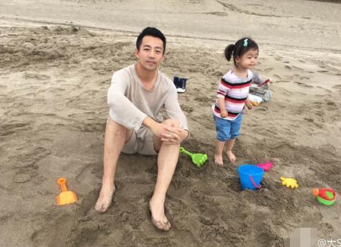 大S怀胎7月老公带娃 汪小菲小玥儿沙滩玩耍(组图)