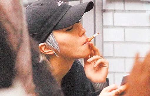 窦靖童抽烟姿势豪迈 问记者:狄波拉是谁?(图)