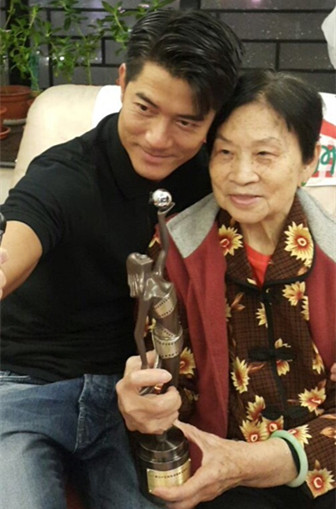 郭富城获影帝后奖杯献给妈妈:会更加努力(图)