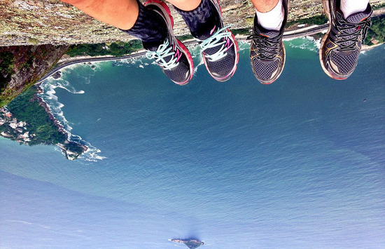 吓出一身冷汗!"豁命"在近千米高悬崖自拍(组图)