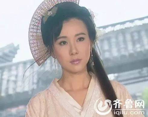 她曾美过范冰冰贾静雯，如今靠帮赵雅芝提裙出镜