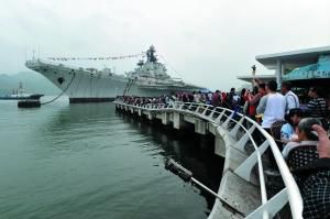 深圳明斯克航母起锚驶向江苏 数千民众冒雨送行