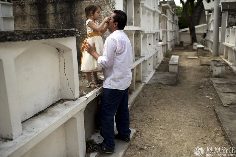 实拍强震后的厄瓜多尔:废墟中的人 伤心欲绝