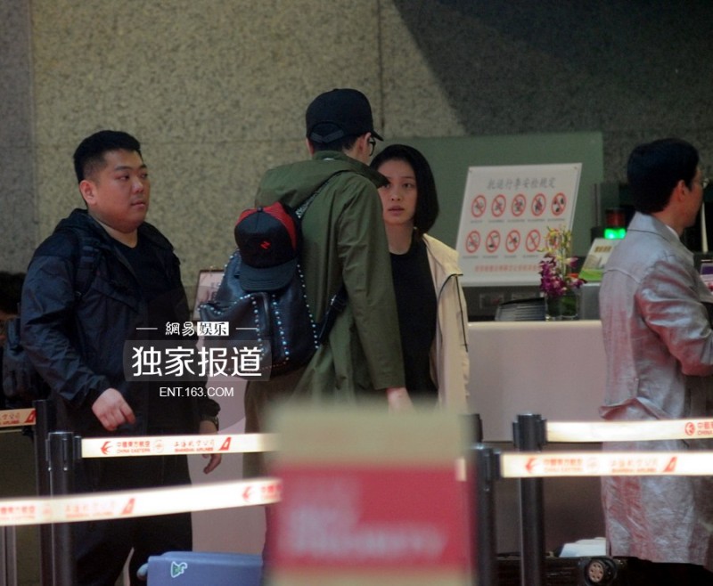 刘翔与女友穿情侣鞋现身 录节目获全程陪同(组图)