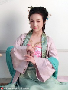 干露露化身潘金莲 秀丰乳白肤(高清组图)