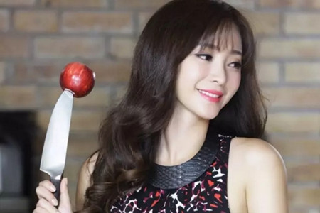 柳岩事件:若换成章子怡赵薇,他们还敢扔吗?