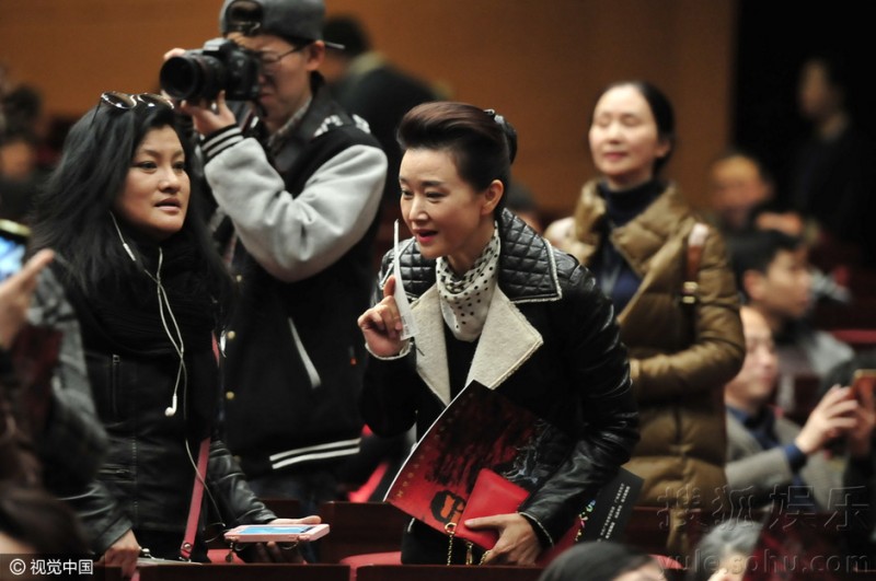 宋祖英遮面低调亮相被认出 歌唱家拿手机求合影