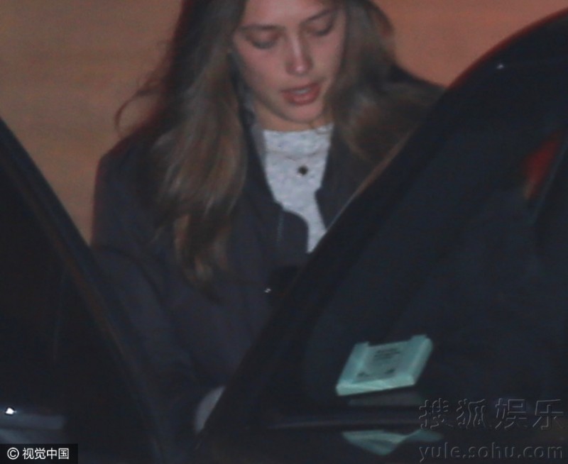 新恋情？“小李子”与神秘女子车内约会(组图)