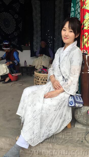 文艺气息挡不住!杨钰莹变白族少女亲手扎染(图)