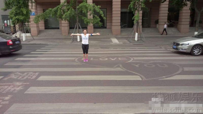 张开双臂 跑向未来!Selina正式离婚后晒美照(图)