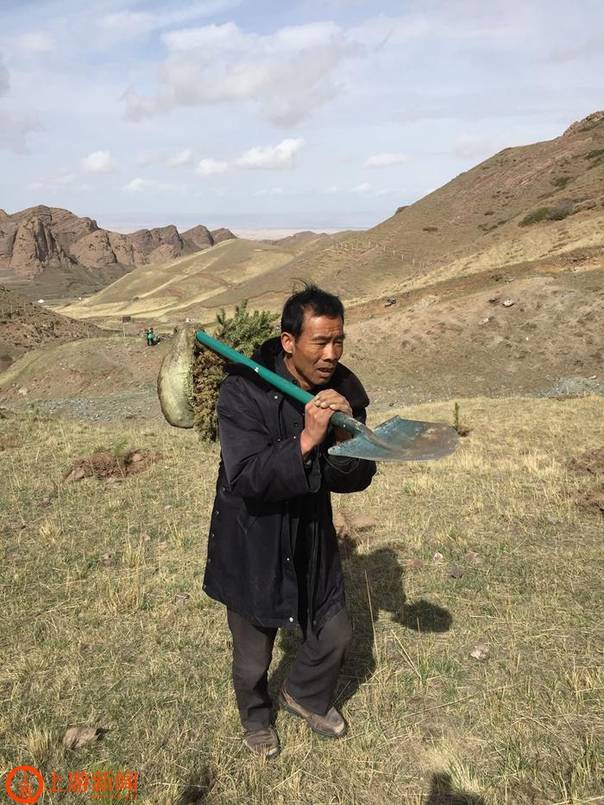 媒体探访一个人的村庄,这些年他是怎么过的?(图)