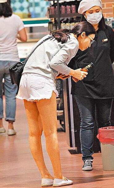 名媛孙芸芸父亲破产 带小32岁嫩妻开豪车住豪宅