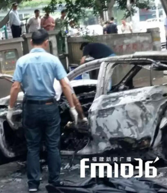 福州一宝马车发生碰撞起火 车内一对男女被烧焦