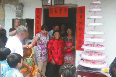 四川孤寡老人迎110岁生日 同村夫妻照顾其18年