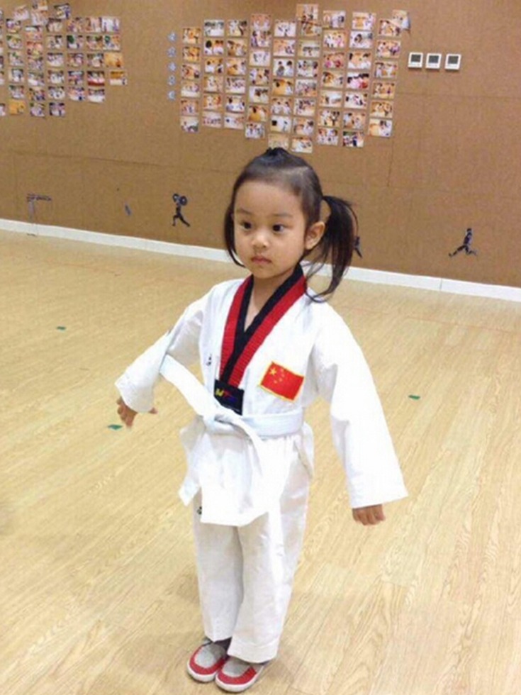 甜馨穿跆拳道服霸气握拳 贾乃亮:手下留情