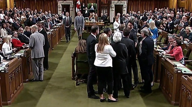 视频:加拿大总理推搡美女议员胸部 当众道歉