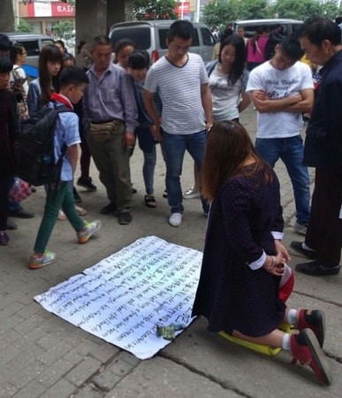 武汉孕妇用中英双语乞讨 呛路人:谁都有不幸时候