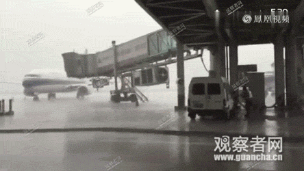 罕见实拍!机场客机被雷击中 火光四射场面惊人