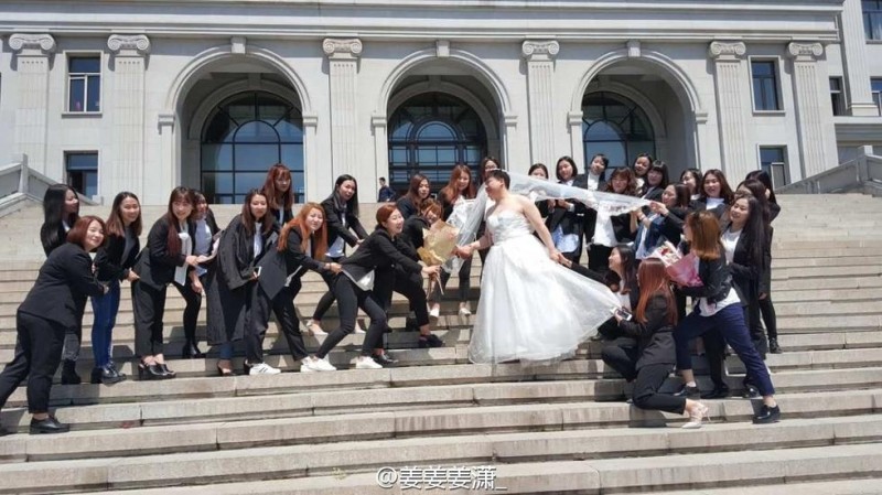 34个穿西装的她和1个穿婚纱的他 这毕业照火(图)