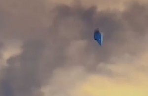 美国空军基地惊现UFO 诡异形状再掀疑云(组图/视)