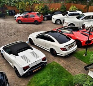 拼爹谁能赢他？刚成年就坐拥上亿豪车！(组图)