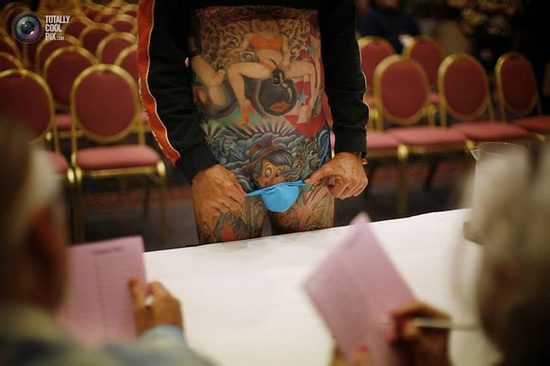 撩开衣服时,你为何会看到这些奇葩的图案(多图)