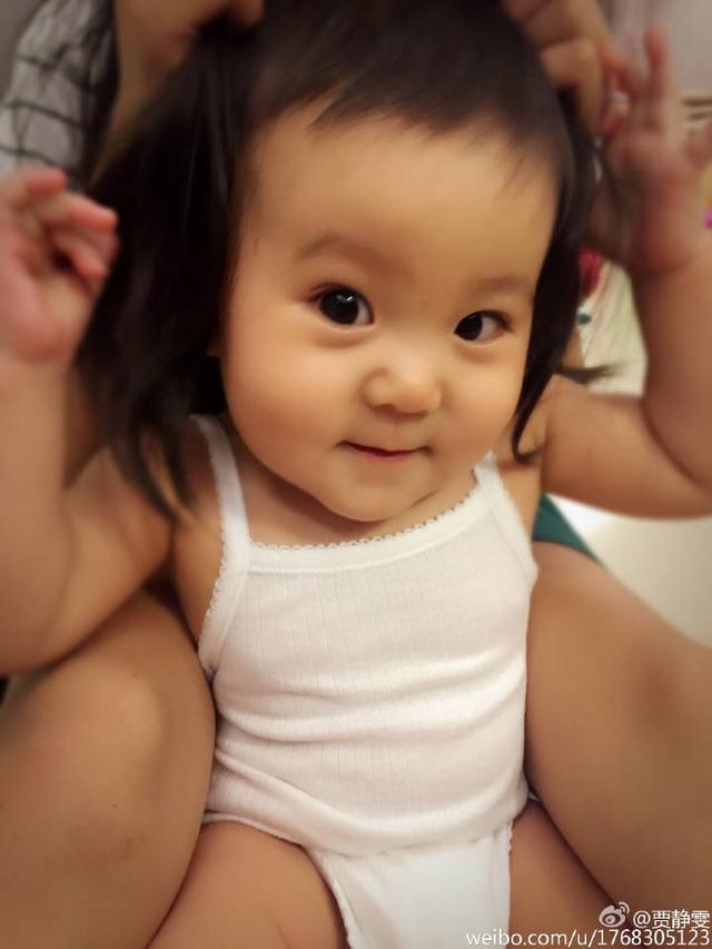 贾静雯女儿咘咘一夜之间长发及腰?萌翻了!(图)