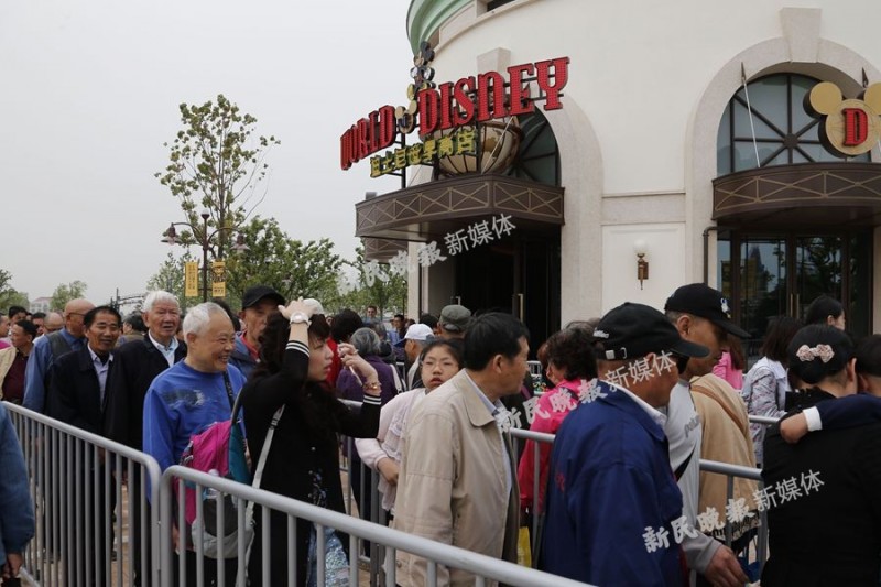 内测第一天游客爆棚:上海迪士尼原来长这样!