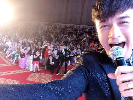 古巨基曝自己糗事:登台献唱前正在厕所尿尿(图)