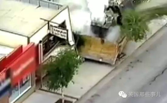 他秘密改造的推土机,几乎铲平了一整个小镇~(图)