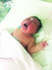 27岁妈妈顺利产下12.5斤巨婴 拒绝剖腹产