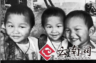 惨!3岁三胞胎火灾中遇难 家人只刨出两小堆骨屑