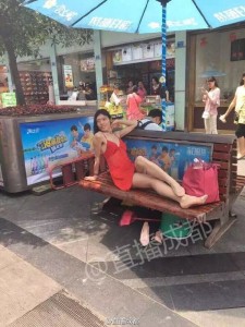 成都春熙路闹市频现"人妖" 网友：好想打他(组图)