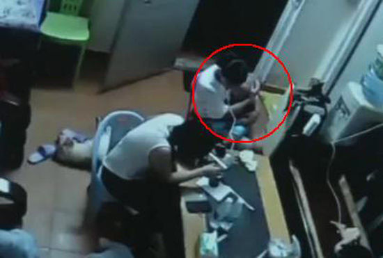 广东2名女子抱孩子吸毒: 边吸边摸孩子头(图)