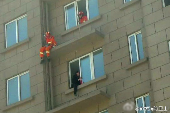 命悬一线!消防员“飞脚”营救欲跳楼女子(组图)