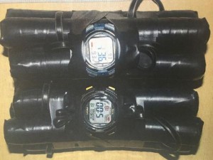 患癌男被骗钱持假枪抢劫 遇退伍阿婆跪地忏悔(图)