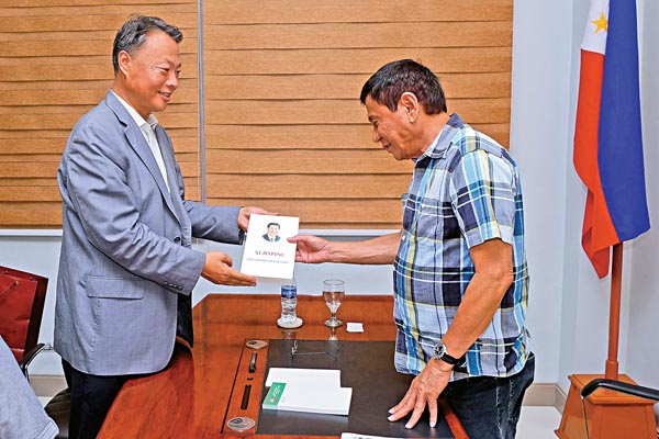 菲新总统被指在中美间两面下注 与阿基诺反差大