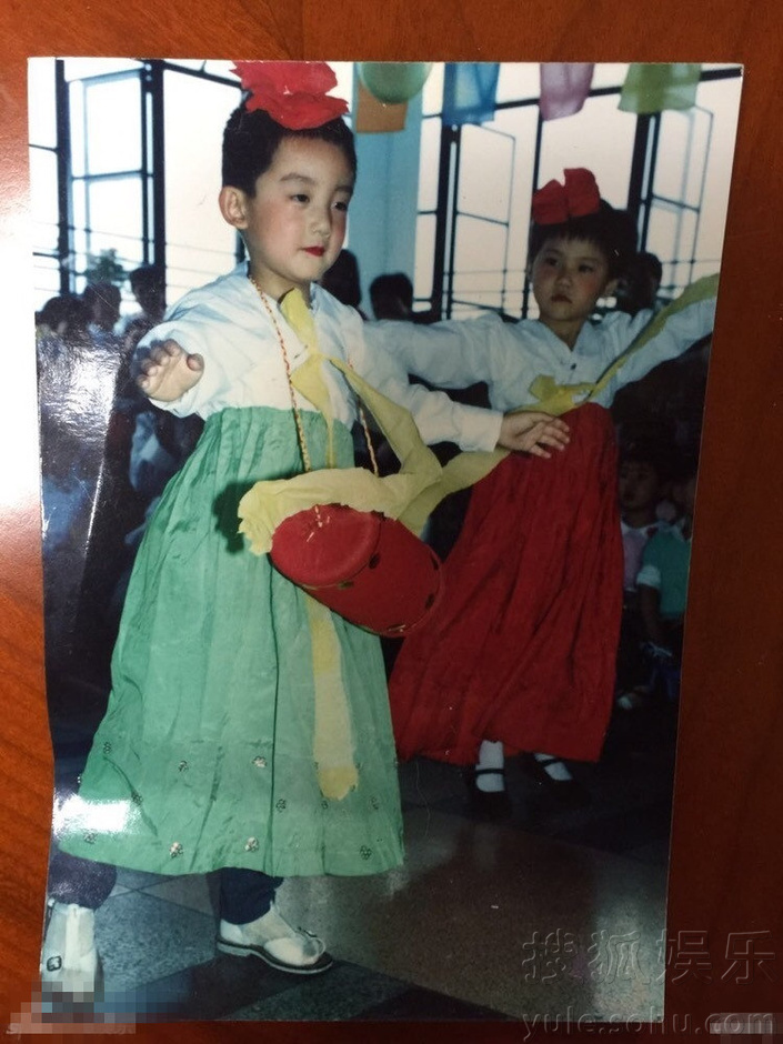 基因强大!郑恺晒怀旧全家福一家颜值高(组图)