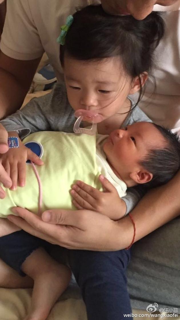 姐弟温情!汪小菲晒女儿含着奶嘴抱弟弟(图)