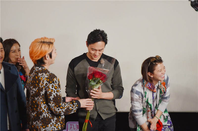 昨晚!袁咏仪曝夫妻私密话题,老公张智霖脸红(图)