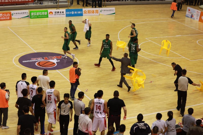 群殴!山东男篮与美国队爆冲突 椅子满天飞(组图)