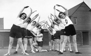 大开眼界！上世纪外国女郎五花八门的减肥方式