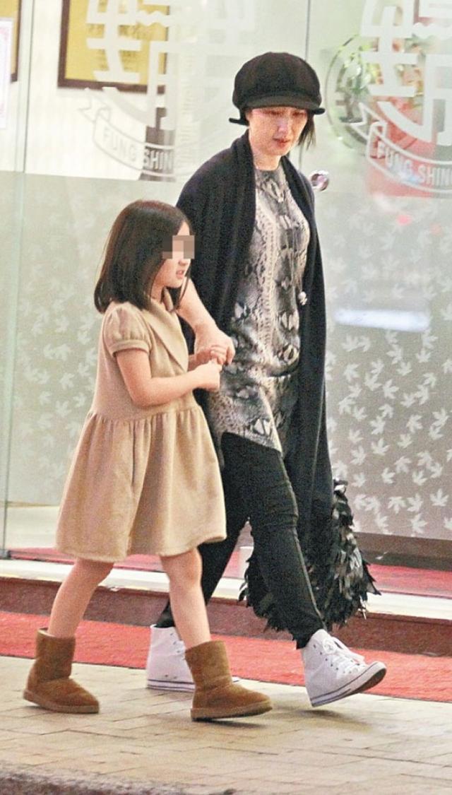 明星虎妈!关咏荷请七位硕士生帮女儿补习(组图)