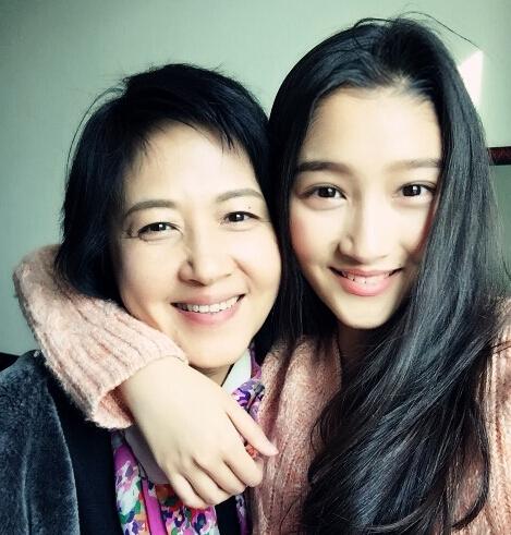 关晓彤妈妈曝教育心得:鼓励为主 从不动手打(图)