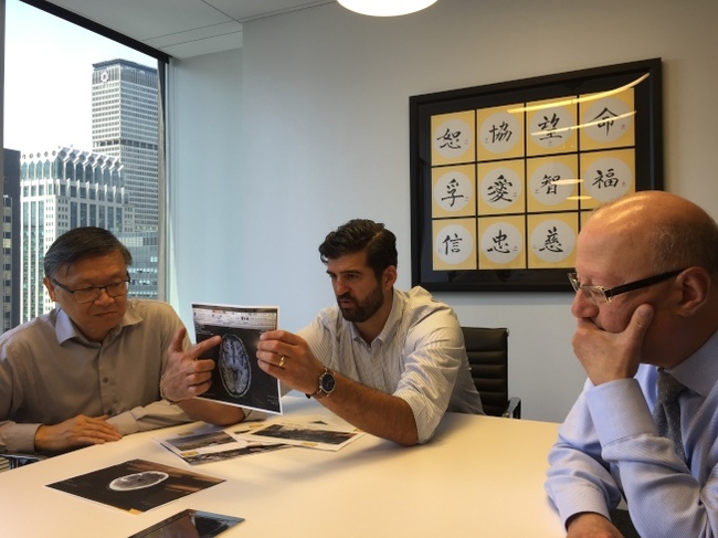 纽约华裔没走斑马线遭车撞飞 获赔375万(图)