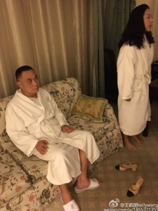 “偷情门”王凯丽邵忠被曝接吻照 打谁的脸(图)