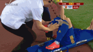 中国男足身后飞踢 哈国队员脚踝90度变形吓哭队友