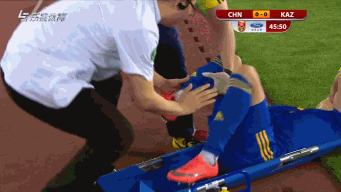 中国男足身后飞踢 哈国队员脚踝90度变形吓哭队友